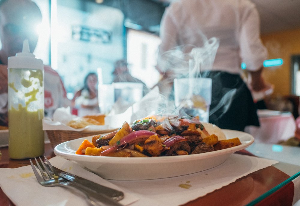 A plate of saltado on the table